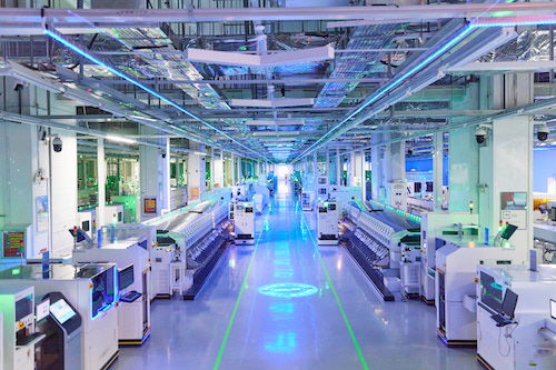 實探富士康鄭州工廠 機械臂與年輕工人共舞的生產線變革